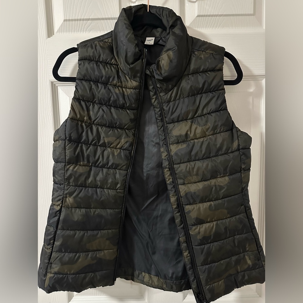 Women’s Dark Camo Puffer Vest